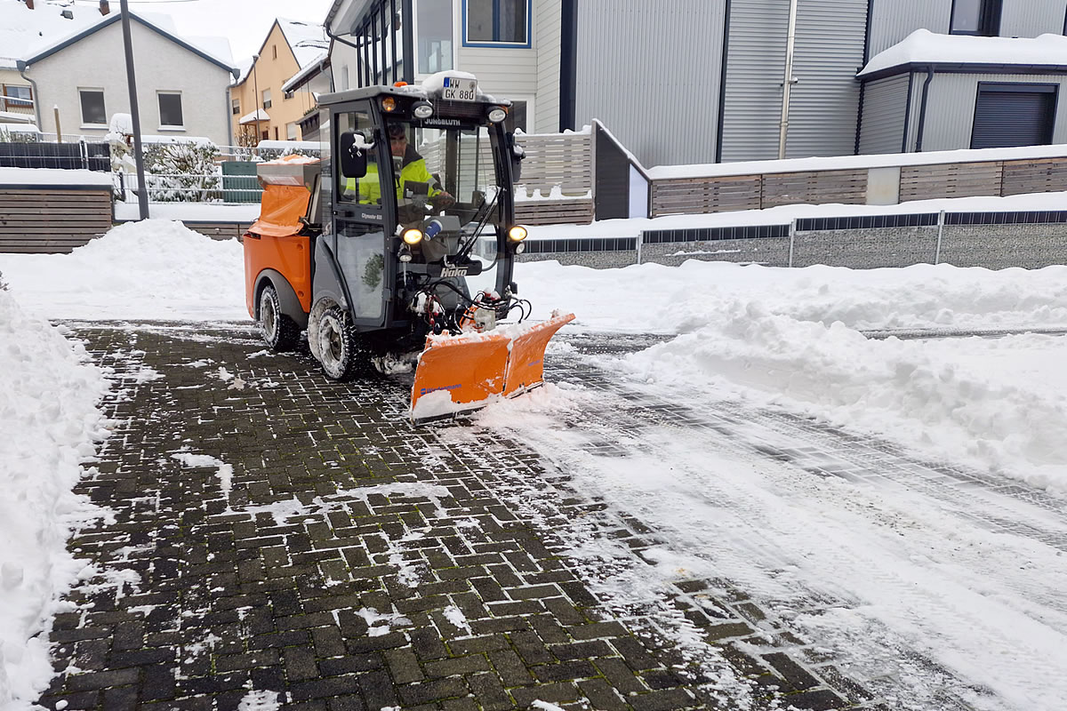 Gebäudereinigung Winterdienst - Gebäudereinigung Kubau bietet professionelle Reinigungsdienstleistungen im Westerwald, Koblenz, Rhein-Sieg-Kreis und Umgebung. Wir sind Ihr zuverlässiger Partner für Gebäudereinigung, Glasreinigung, Unterhaltsreinigung, Fassadenreinigung, Bauschlussreinigung, Teppichbodenreinigung, Winterdienst und Hausmeisterdienst